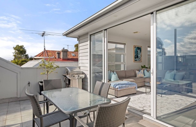 Seagulls Nest - Beautiful spacious pet friendly home next to the ocean