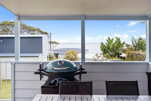 Seahorse - 4BR home moments to Hyams Beach