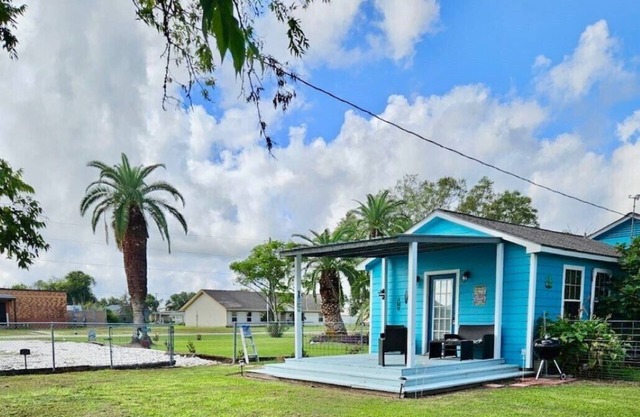 Efficiency apartment with fenced yard & much more. 8 minutes from beach.