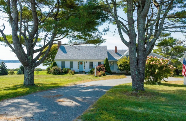 SeaMeadow Cottage. Spacious, Deck, Bay Views and a 3 min walk to the Beach.