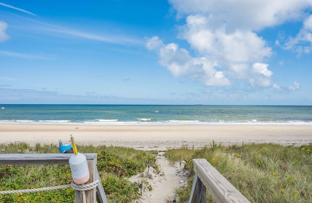 Oceanfront Home on Sagamore Beach Sleeps 10