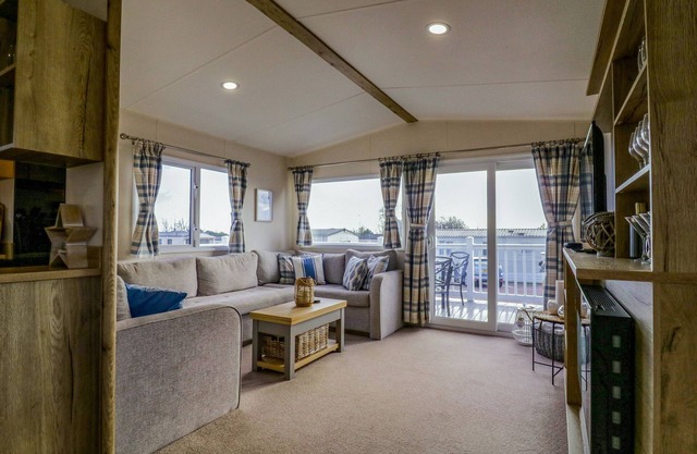 SEASALT, pet friendly, country holiday cottage in Mersea Island