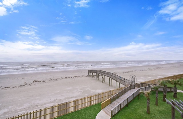 Seascape 2211 2 Bedroom Condo by RedAwning