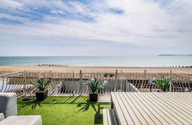 Seascape - Beautiful Sea Views - Stylish 4 bedroom House at the Beach