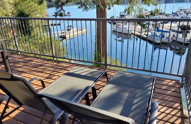 Seascape Haven: Oceanfront Serenity with Hot Tub and Stunning Views in Garden Bay