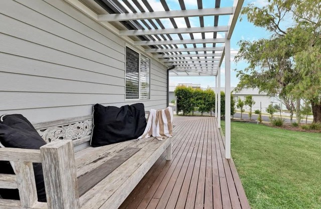 Seascape: Bright self contained studio across from Hyams Beach