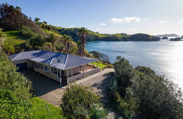 Seascape Point - Mahinepua Bay Clifftop Retreat