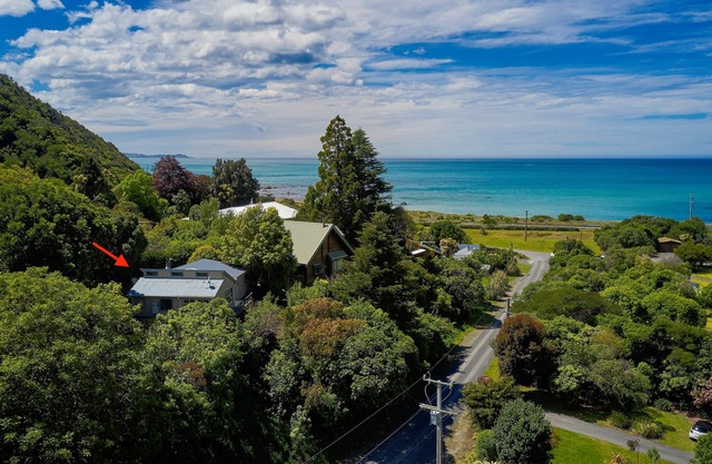 SEASCAPE RETREAT, pet friendly, with a garden in Kaikoura