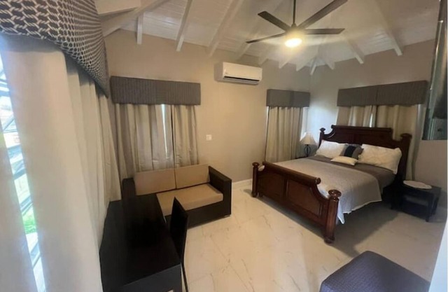 Seascape Studio Near the Airport is modern & suitable for business or vacation