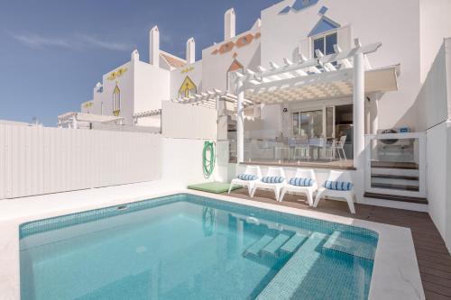 SeaScape Villa w/pool and rooftop seaview jacuzzi in Manta Rota