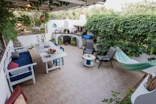'Seashell" maisonette by the sea -private patio-
