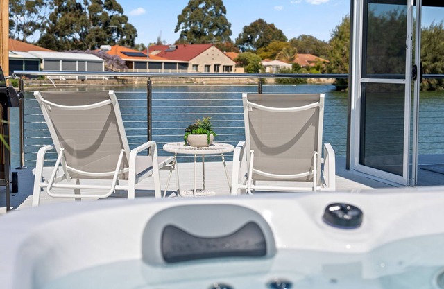 Seashells Lake House, with Sensational Hot Tub