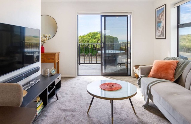 Seaside 2 Bed 2 Bath Haven Short Walk to the Beach