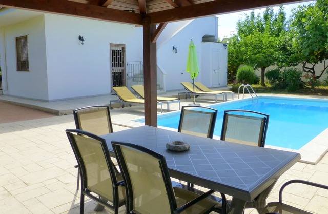 Junto al mar villa de 3 dormitorios, piscina privada, a 25 minutos del aeropuerto. Wi-Fi gratis.