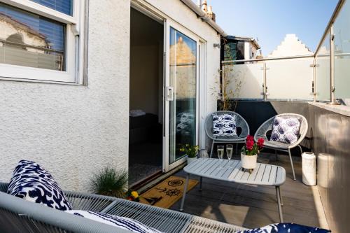 Seaside Apartment - Sleeps 6 & Pet friendly