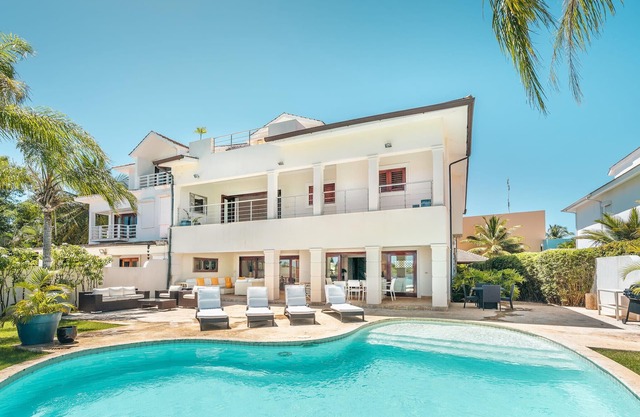 Seaside Bliss w/ pool+ spectacular lake view