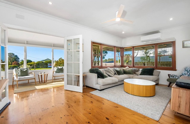 Seaside Chic: stylish, private, conveniently located, minutes from beach/ town