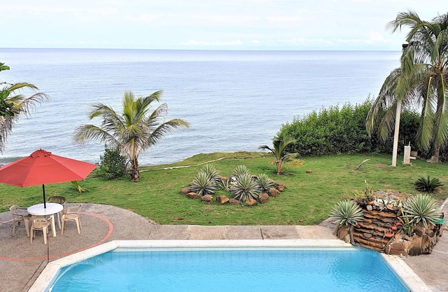 Cabaña a orilla del mar con piscina y playa privada