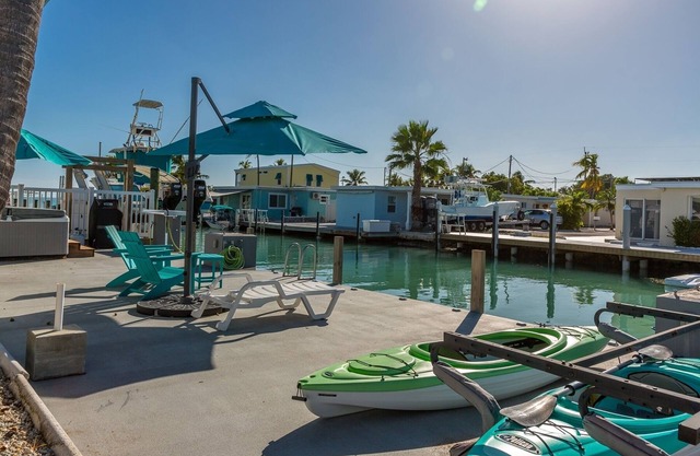 Seaside Cottage Adorable 1 bed 1 bath Home w/Jacuzzi & 50 ft of dockage with a