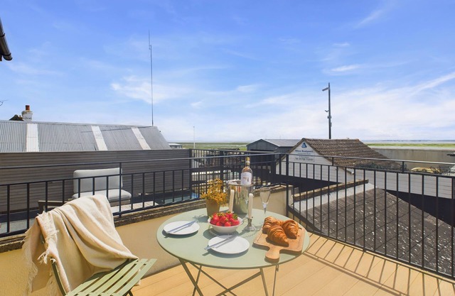 Seaside Cottage Retreat in Leigh-on-Sea
