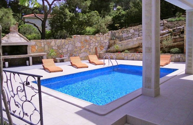 Casa familiar con piscina junto al mar Puntinak, Brac (K-767)