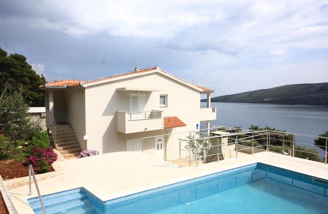 Seaside family friendly house with a swimming pool Poljica, Trogir - 8661