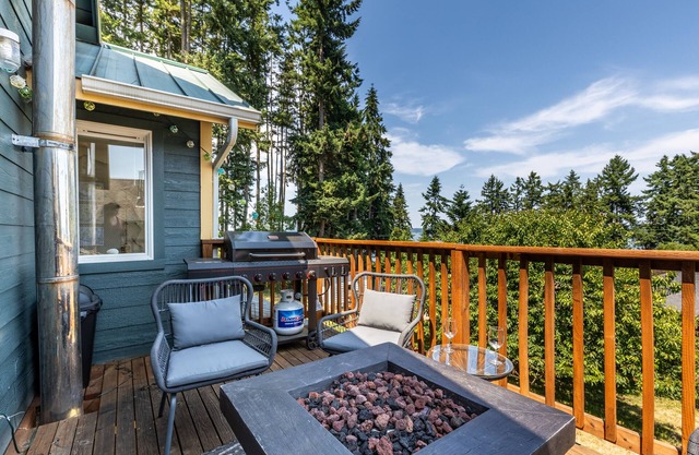 Seaside Getaway by AvantStay | Deck w/ Views