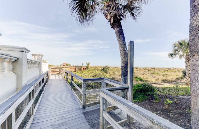 Seaside Haven: Stylish Condo, 3 Pools New Rental