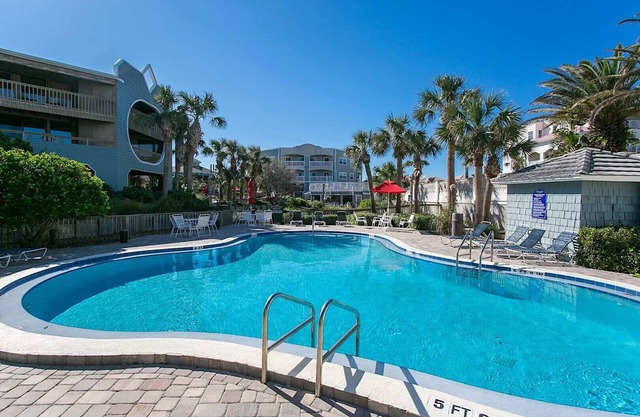 Seaside Haven: Stylish Condo, Garden Views
