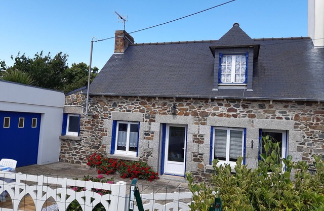 Seaside house with enclosed garden 3 bedrooms/7people Beach 550m away