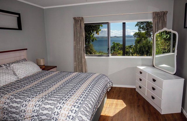 Seaside Kiwiana Stay Private Beach Access
