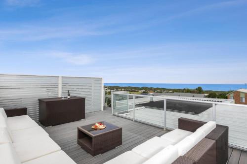 Seaside Luxury - Panoramic Views in Heart of Town