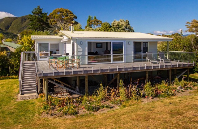 SEASIDE ON SELWYN - POHARA HOLIDAY HOME in Pohara Beach