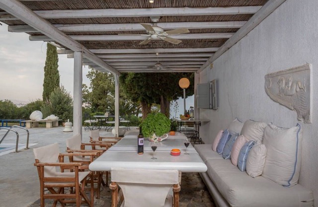 Seaside Residences cerca de Atenas con piscina, cancha y cancha de tenis
