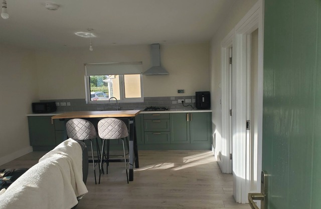 Seaside Retreat-2 Bed-Sleeps 4-Parking-Pets