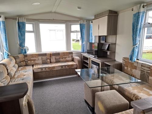 Seaside retreat - 3 bedrooms with decking sleeps 8