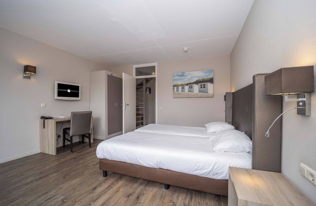 Seaside Retreat: Pool, Beach Access, Kids’ Playground, and Onsite Dining