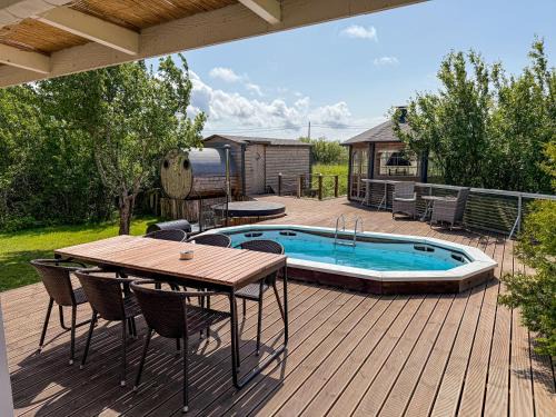 Seaside Retreat with Hot tub,Sauna, Pool & BBQ