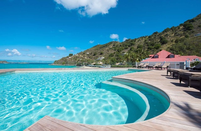 Seaside Serenity | 2 Beaches, Pool, Balcony w/ Oceanview & Diving Options