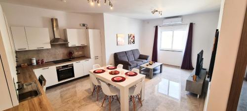 Seaside Serenity 8 - few mins walk to the beach by QuickTrips