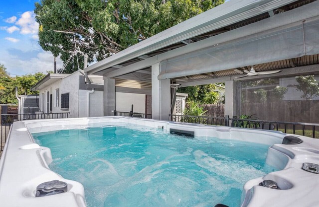 Seaside Serenity: Modern Cottage with Spa