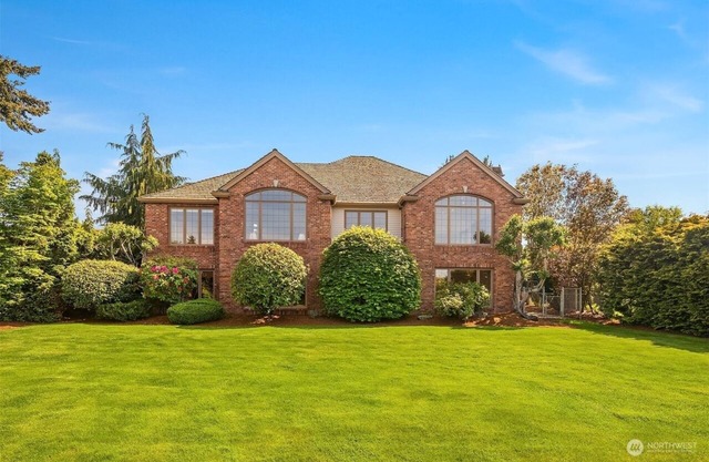 Seaside Serenity Retreat: A Spacious Home in a Coastal Haven with Breathtaking Water Views