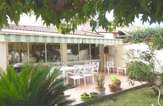 Villa junto al mar con terraza y jardín.