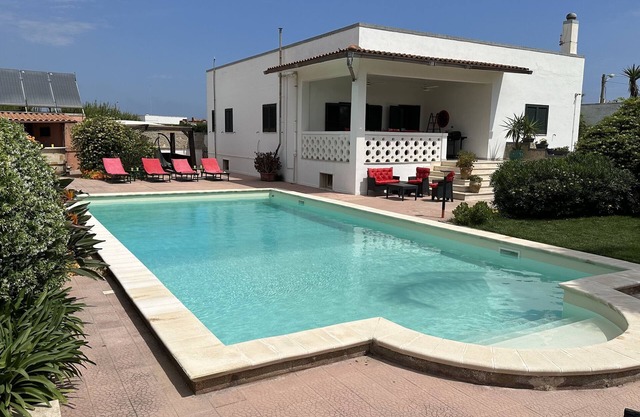 Villa de playa junto al mar, piscina climatizada, wifi gratis. C.A
