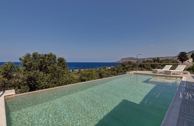 Villa Sfinari con jacuzzi y vista incomparable al mar