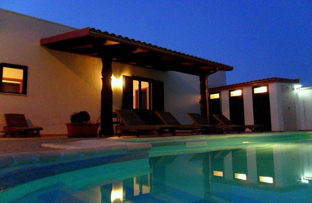 Villa junto al mar con piscina privada y jardines. 25 minutos del aeropuerto, WiF gratis
