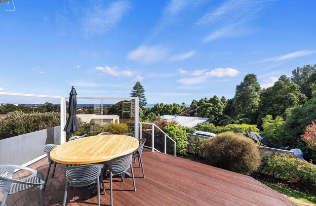 Seaside Weekender - New Plymouth Holiday Home