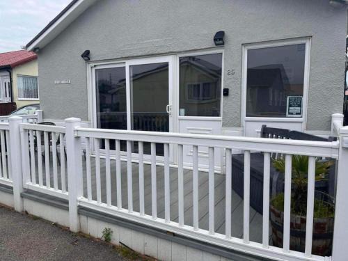 SeasideEscape-2Br-Sleeps4-Parking-PetsOK-Fireplace