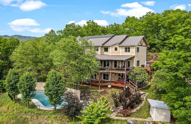 Seasonal POOL cabin, 5 min to DT, hot tub, arcade&game rm, exercise&movie rm