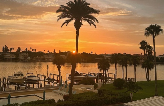 Seasonal Rental - Beautiful 2 bed, 2.5 Bath Clearwater Beach Condo - 90 Day Min.